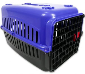 caixa de transporte de cachorro usado também como casinha